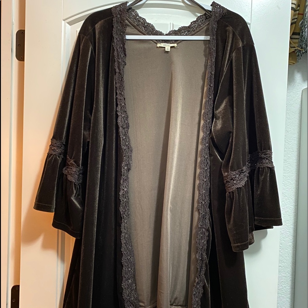 Easel Kimono